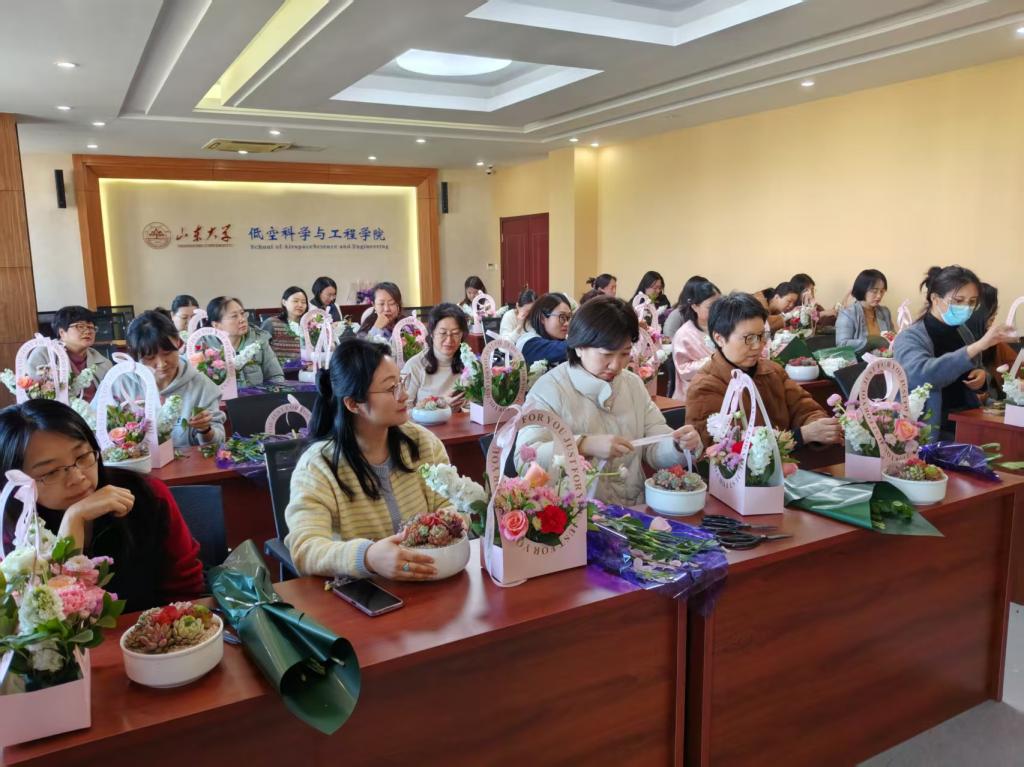 巧手迎春日 温情暖巾帼——乐鱼官方在线平台入口举办“三八”国际妇女节庆祝活动